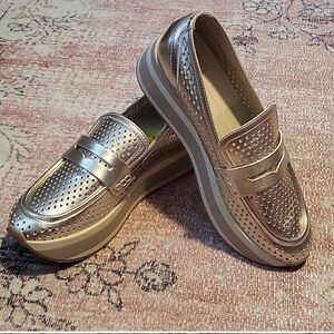 Dolce Vita Janine Platform Goldtone Slip-On 2" Wedge Heel Sneaker - Size 9